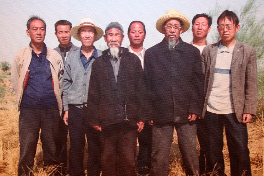 【跟着总书记看凯发k8】三代治沙人向总书记汇报：“去年今春我们又压沙补植3.5万亩”